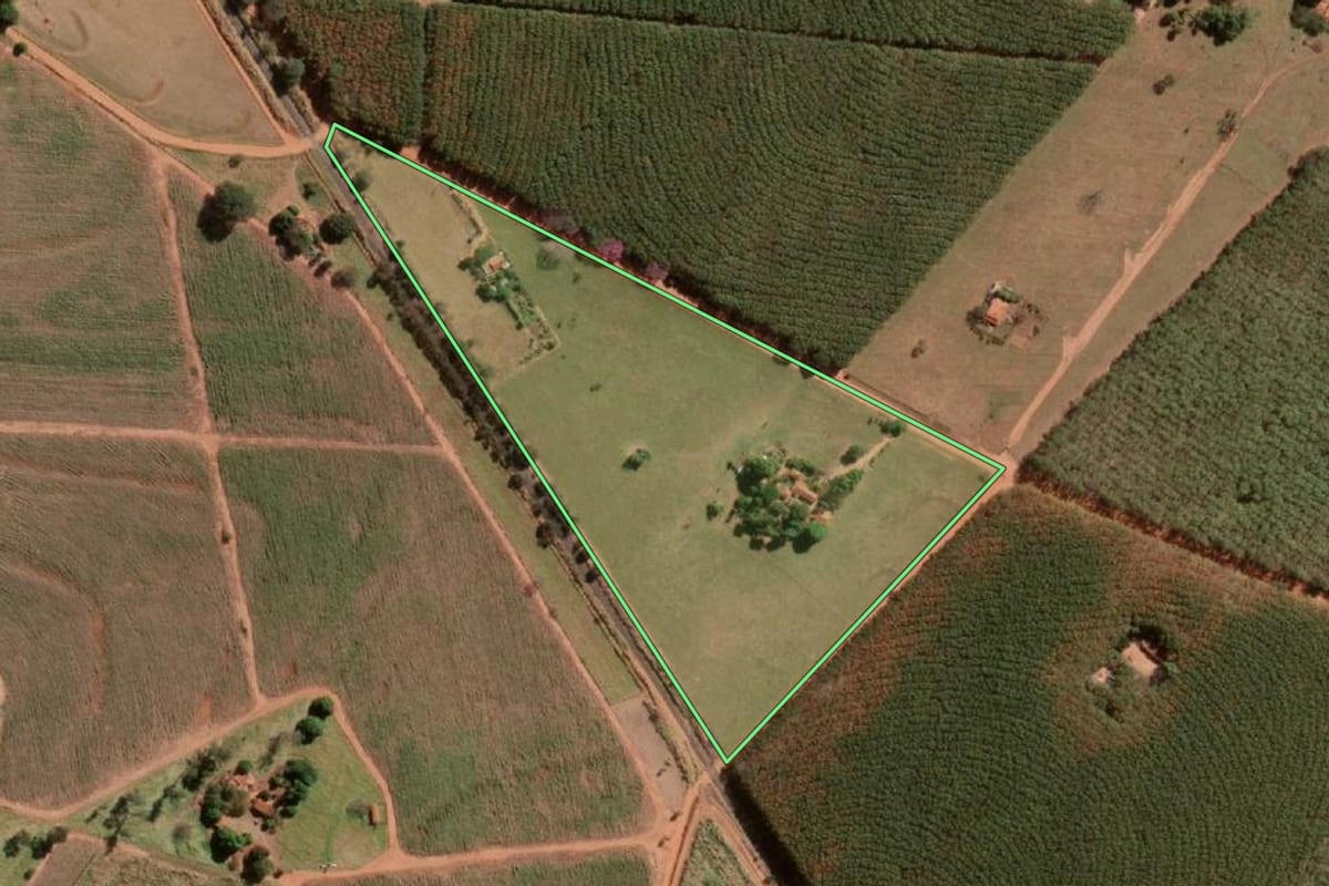 Imagem de satélite do imóvel rural em Tanabi (SP), com o contorno declarado no CAR desenhado por cima.