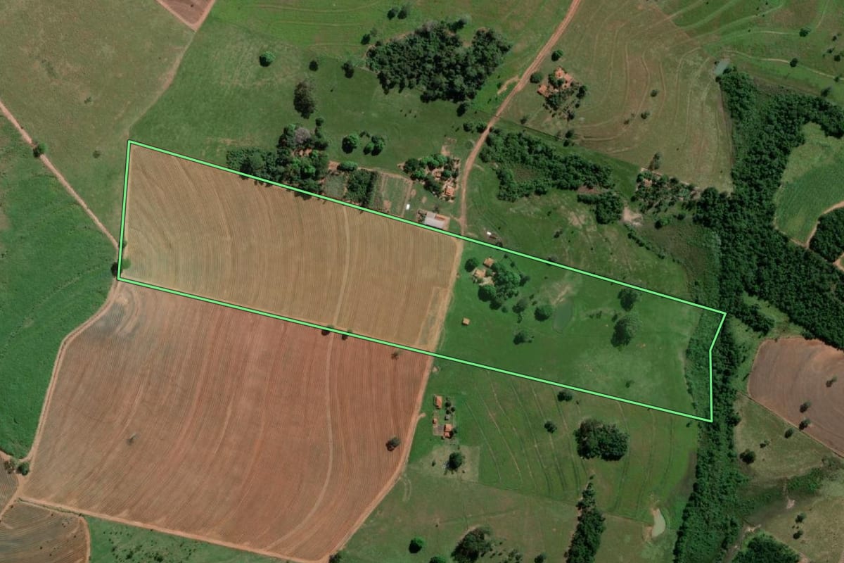 Imagem de satélite do imóvel rural em Tanabi (SP), com o contorno declarado no CAR desenhado por cima.