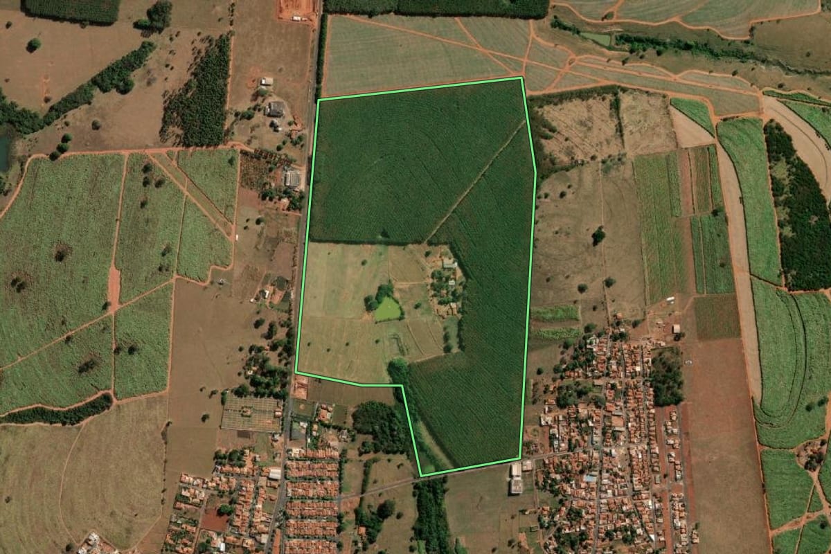 Imagem de satélite do imóvel rural em Tanabi (SP), com o contorno declarado no CAR desenhado por cima.