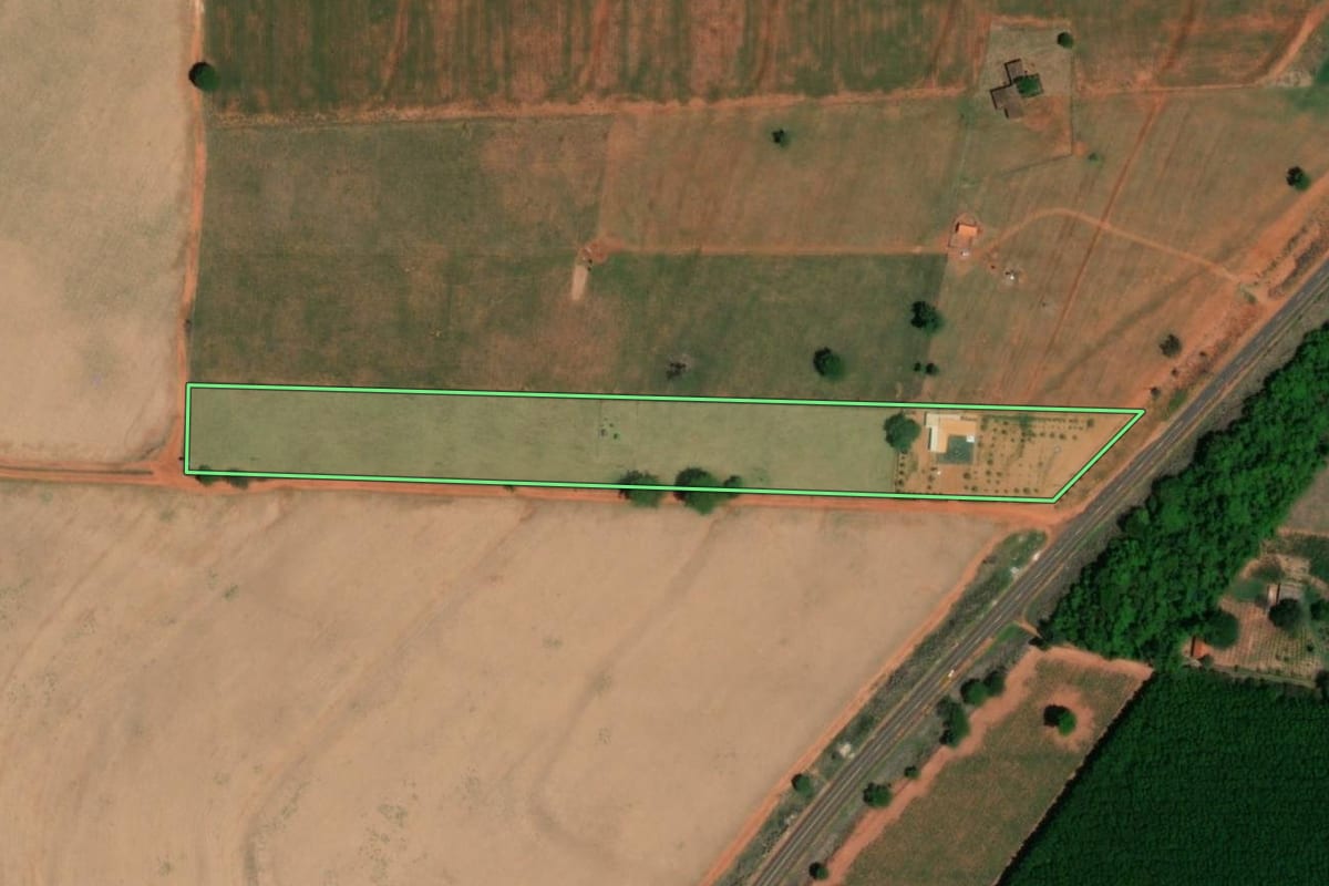 Imagem de satélite do imóvel rural em Tanabi (SP), com o contorno declarado no CAR desenhado por cima.