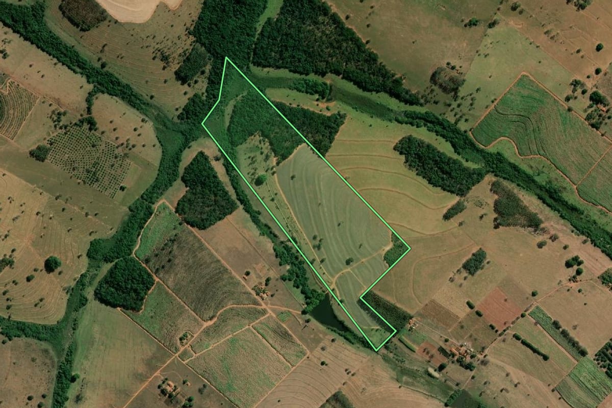 Imagem de satélite do imóvel rural em Tanabi (SP), com o contorno declarado no CAR desenhado por cima.