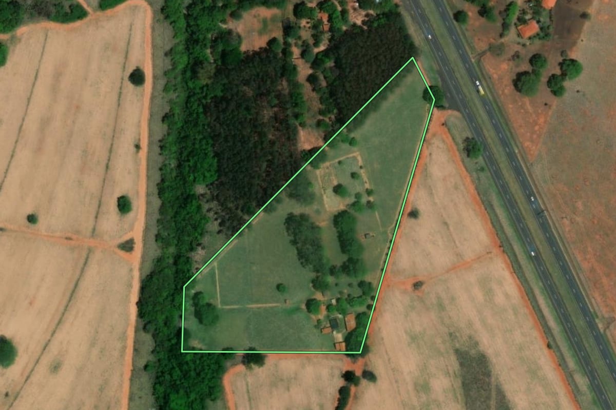 Imagem de satélite do imóvel rural em Tanabi (SP), com o contorno declarado no CAR desenhado por cima.