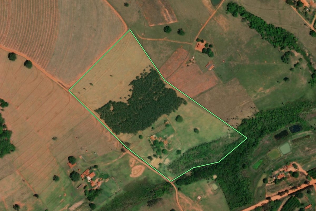 Imagem de satélite do imóvel rural em Tanabi (SP), com o contorno declarado no CAR desenhado por cima.