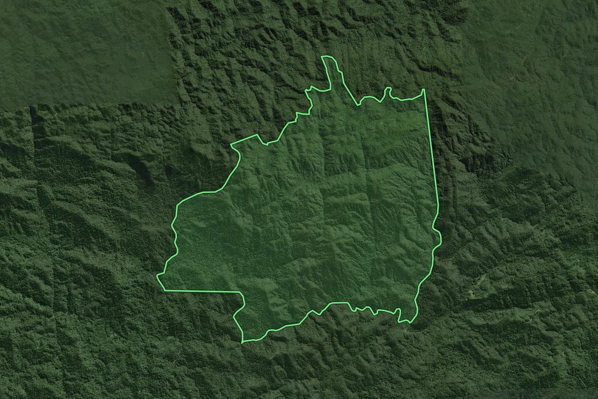 Imagem de satélite do imóvel rural em Tapiraí (SP), com o contorno declarado no CAR desenhado por cima.