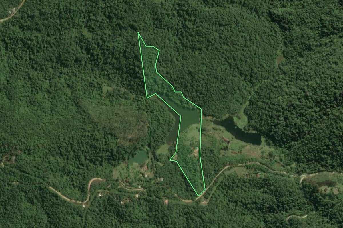 Imagem de satélite do imóvel rural em Tapiraí (SP), com o contorno declarado no CAR desenhado por cima.