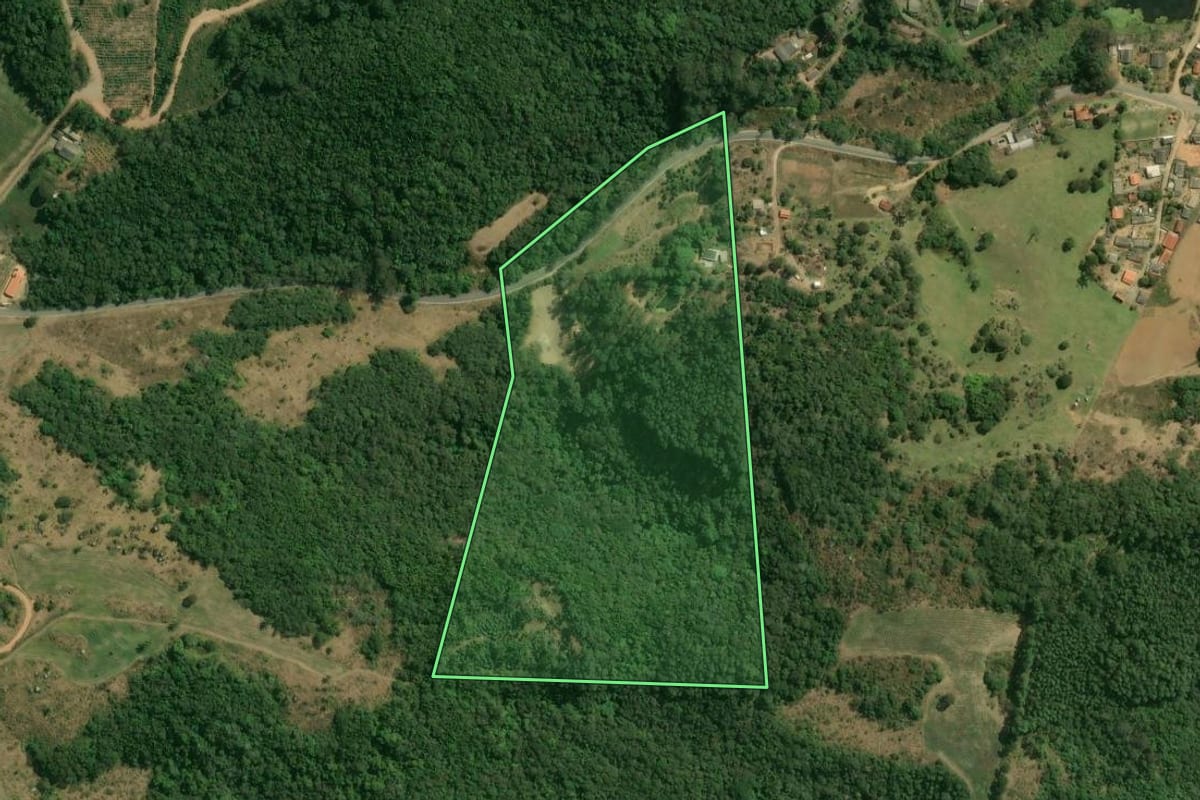Imagem de satélite do imóvel rural em Tapiraí (SP), com o contorno declarado no CAR desenhado por cima.