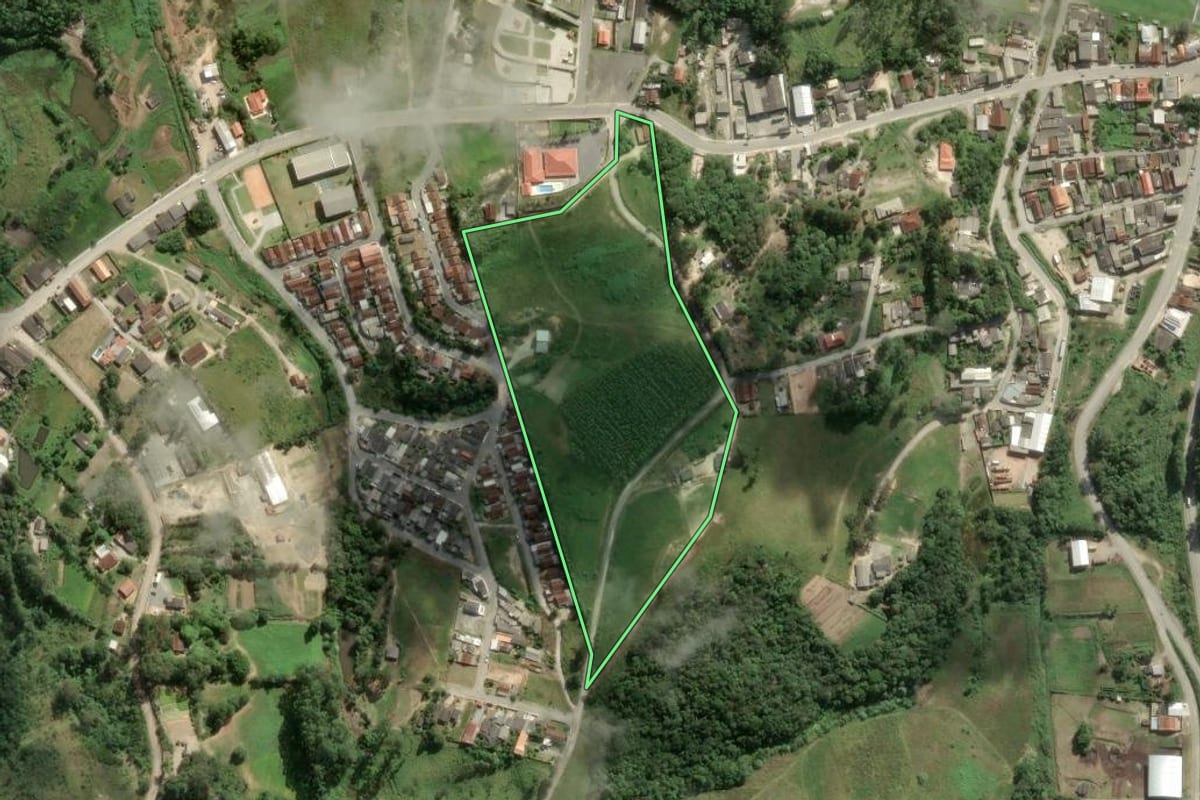 Imagem de satélite do imóvel rural em Tapiraí (SP), com o contorno declarado no CAR desenhado por cima.