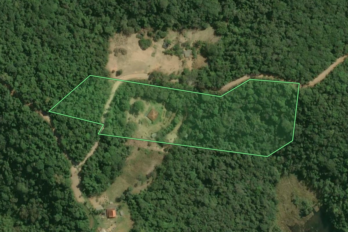Imagem de satélite do imóvel rural em Tapiraí (SP), com o contorno declarado no CAR desenhado por cima.