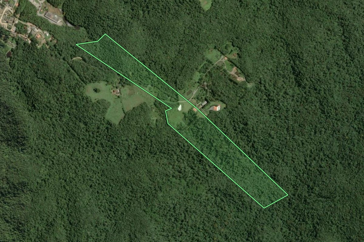 Imagem de satélite do imóvel rural em Tapiraí (SP), com o contorno declarado no CAR desenhado por cima.