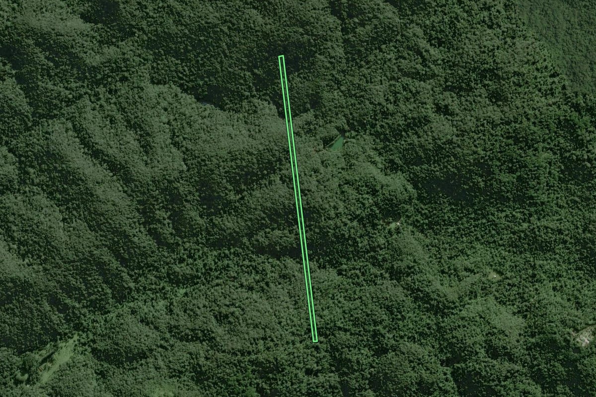 Imagem de satélite do imóvel rural em Tapiraí (SP), com o contorno declarado no CAR desenhado por cima.