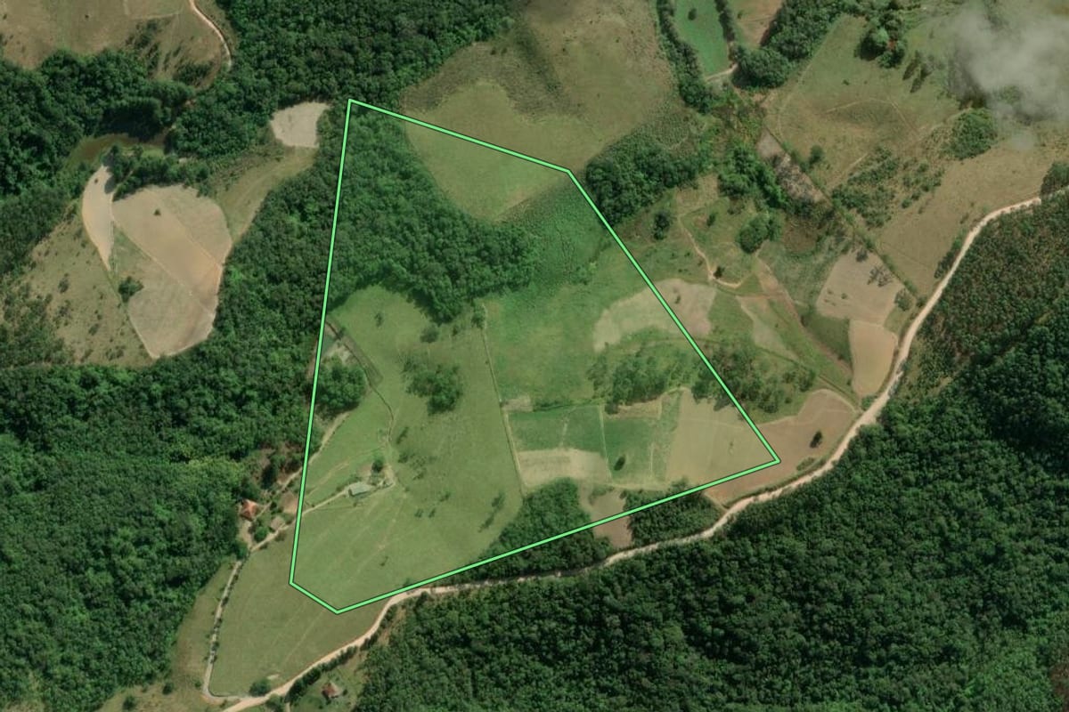 Imagem de satélite do imóvel rural em Tapiraí (SP), com o contorno declarado no CAR desenhado por cima.