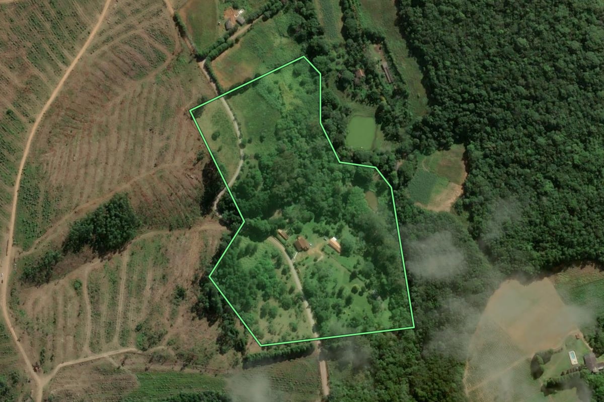 Imagem de satélite do imóvel rural em Tapiraí (SP), com o contorno declarado no CAR desenhado por cima.