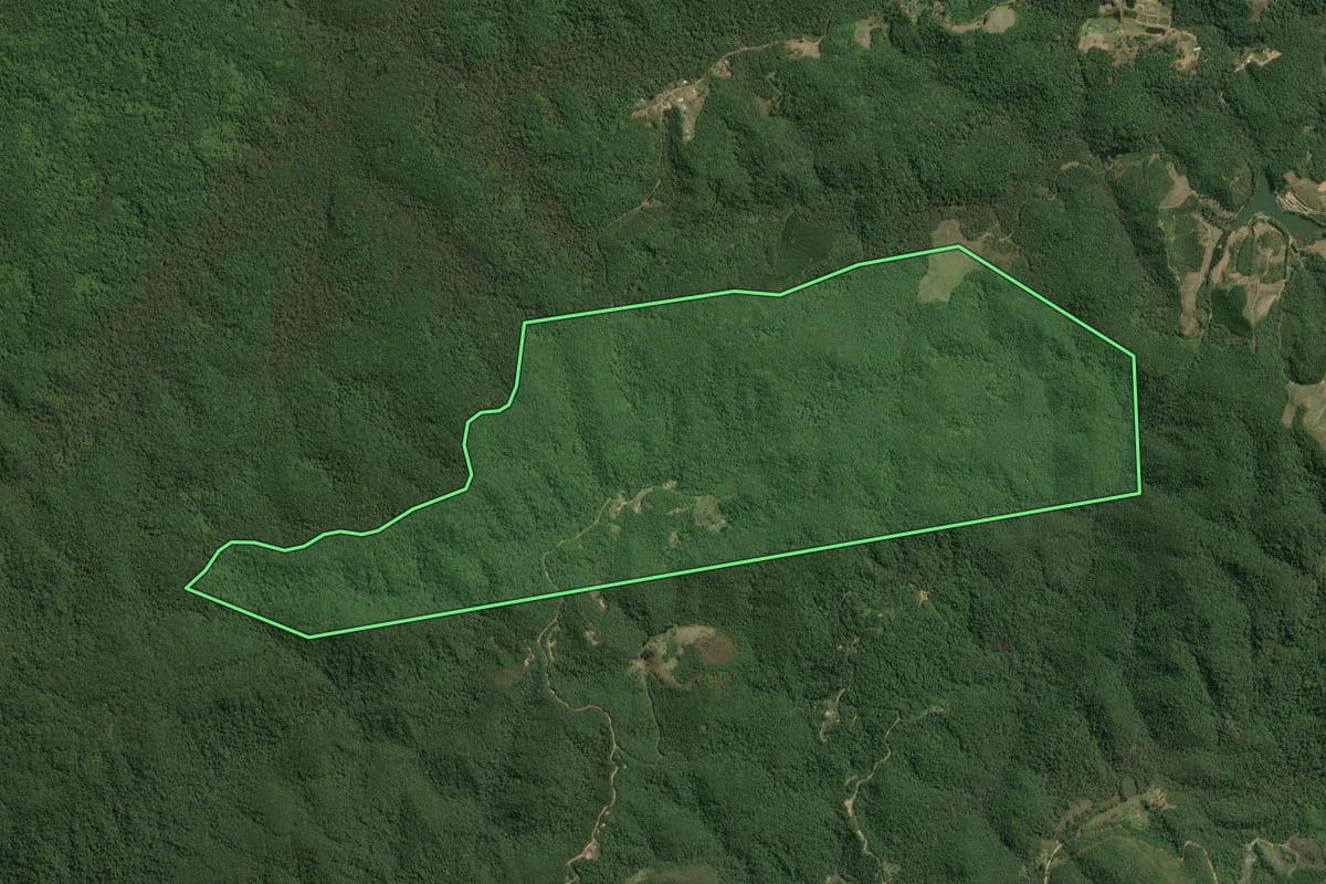 Imagem de satélite do imóvel rural em Tapiraí (SP), com o contorno declarado no CAR desenhado por cima.
