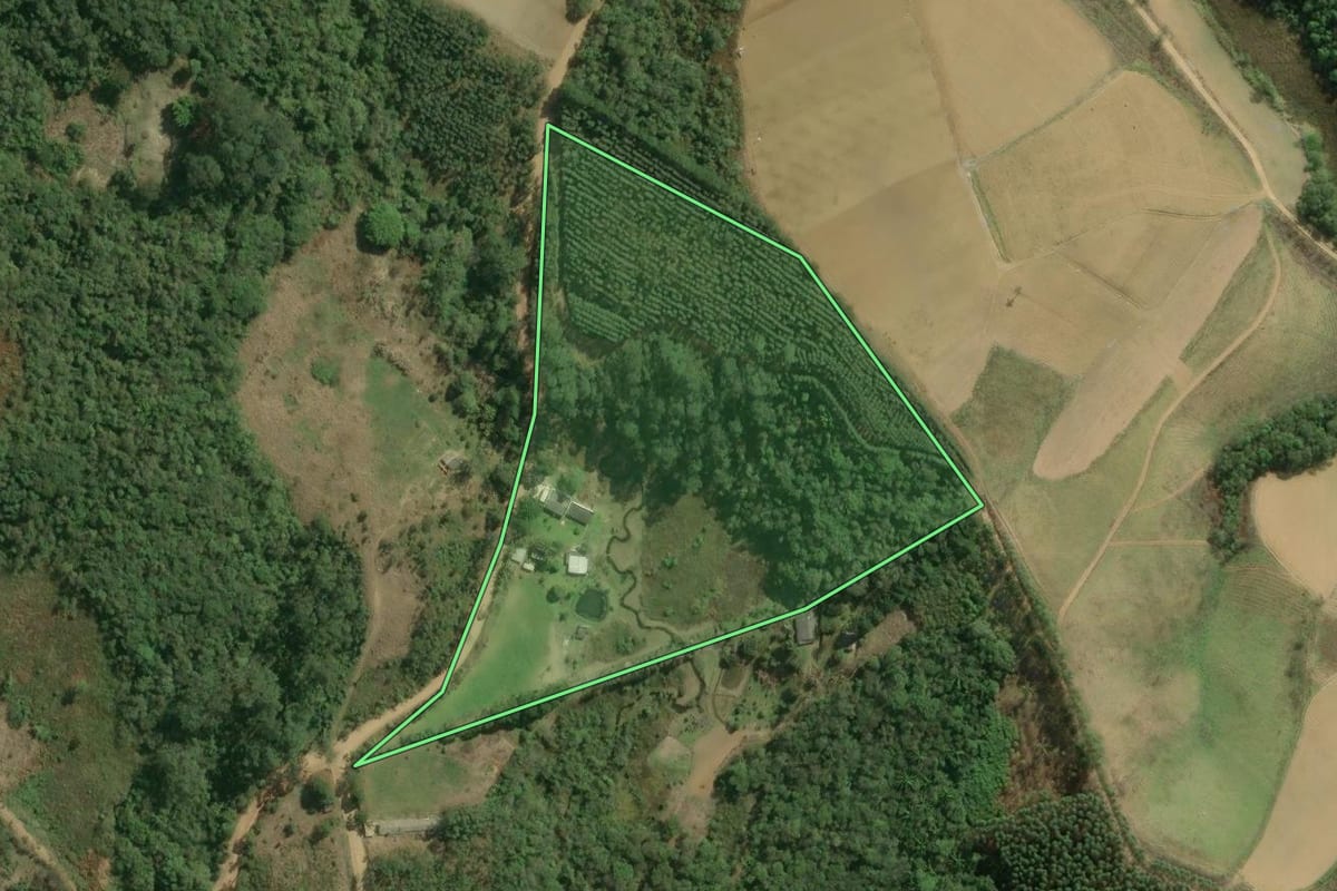 Imagem de satélite do imóvel rural em Tapiraí (SP), com o contorno declarado no CAR desenhado por cima.