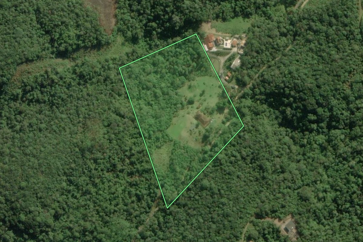 Imagem de satélite do imóvel rural em Tapiraí (SP), com o contorno declarado no CAR desenhado por cima.