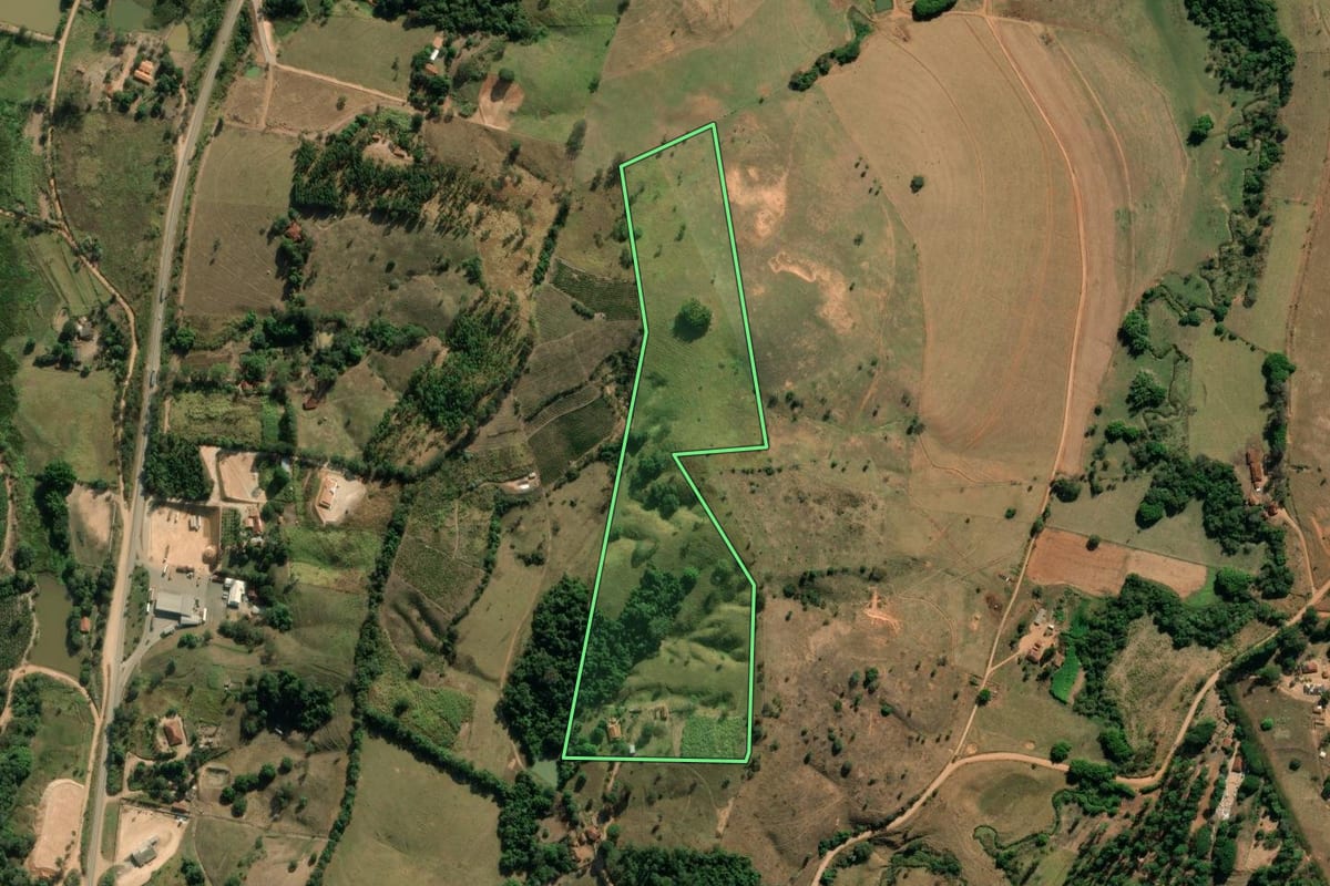Imagem de satélite do imóvel rural em Tapiratiba (SP), com o contorno declarado no CAR desenhado por cima.