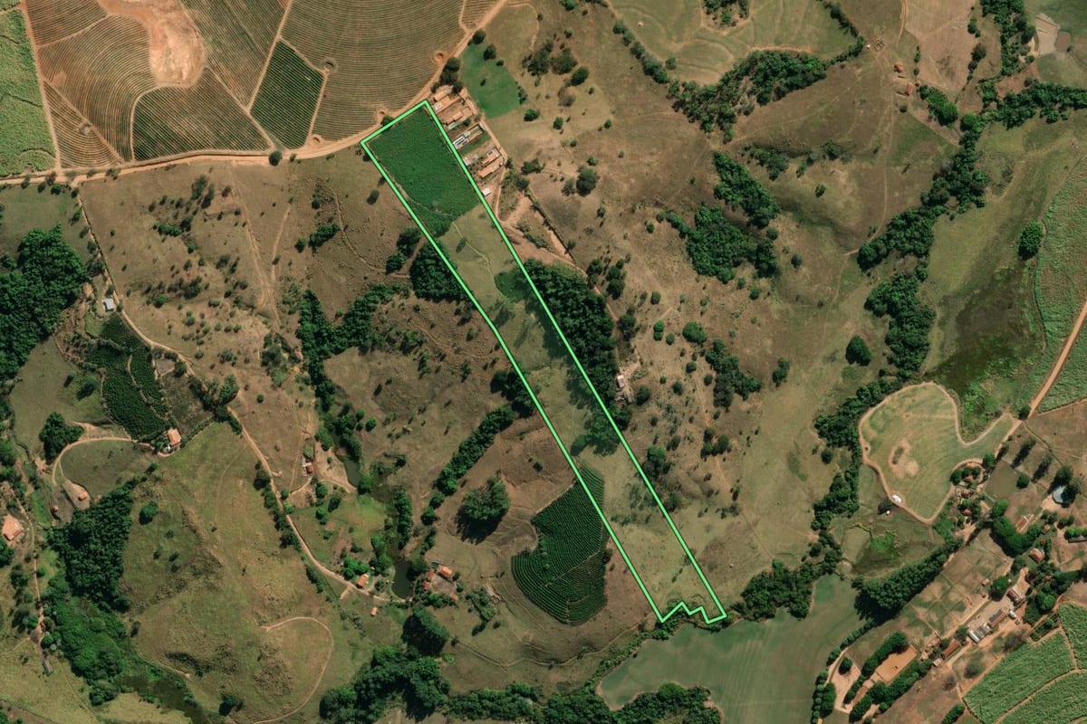 Imagem de satélite do imóvel rural em Tapiratiba (SP), com o contorno declarado no CAR desenhado por cima.