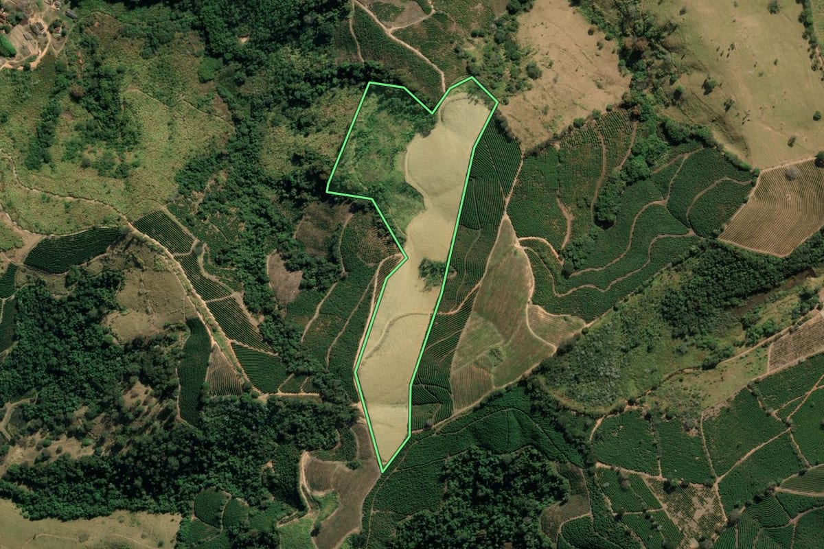 Imagem de satélite do imóvel rural em Tapiratiba (SP), com o contorno declarado no CAR desenhado por cima.