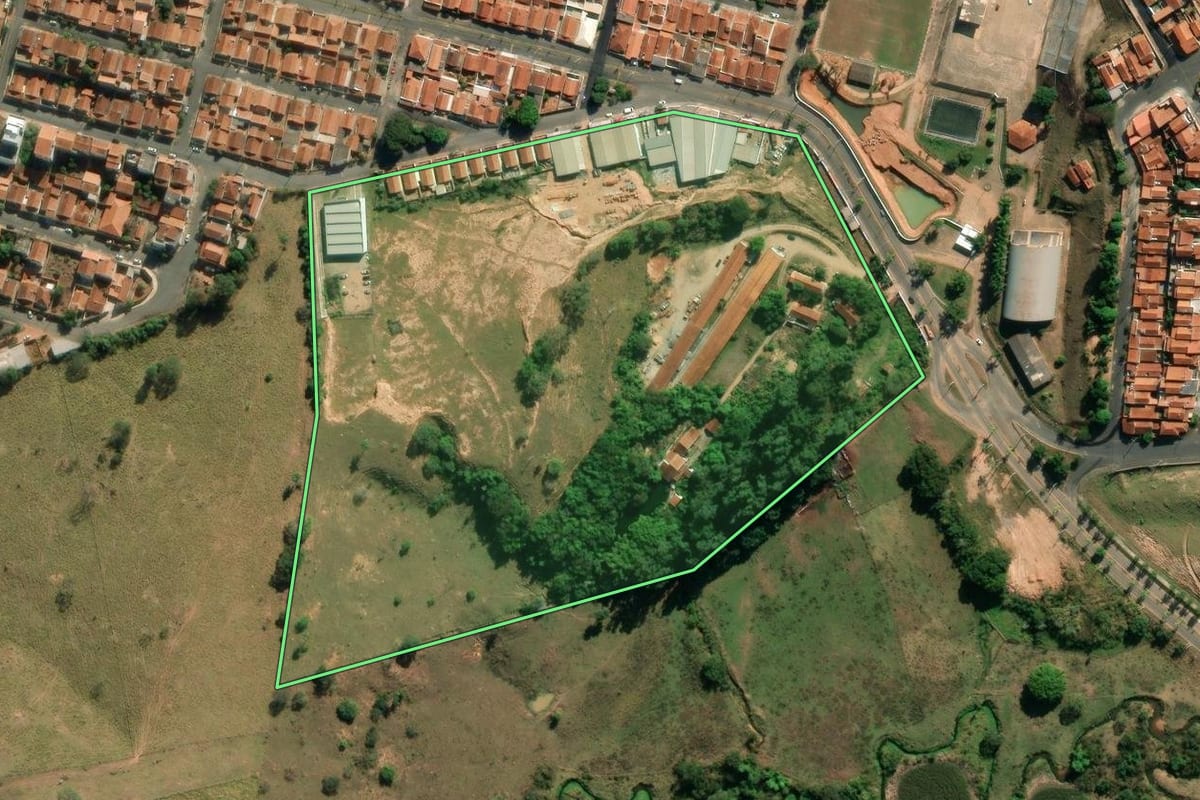 Imagem de satélite do imóvel rural em Tapiratiba (SP), com o contorno declarado no CAR desenhado por cima.