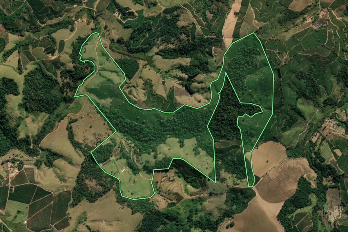 Imagem de satélite do imóvel rural em Tapiratiba (SP), com o contorno declarado no CAR desenhado por cima.