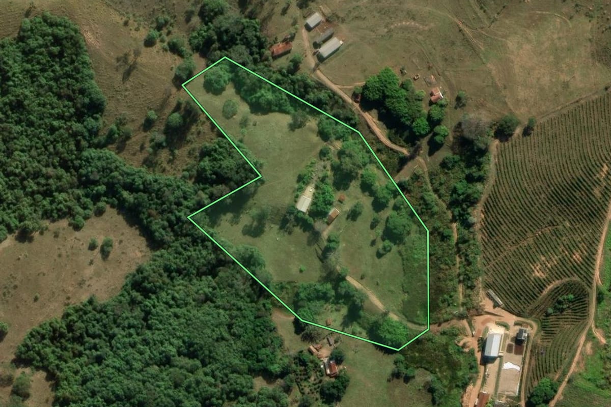 Imagem de satélite do imóvel rural em Tapiratiba (SP), com o contorno declarado no CAR desenhado por cima.
