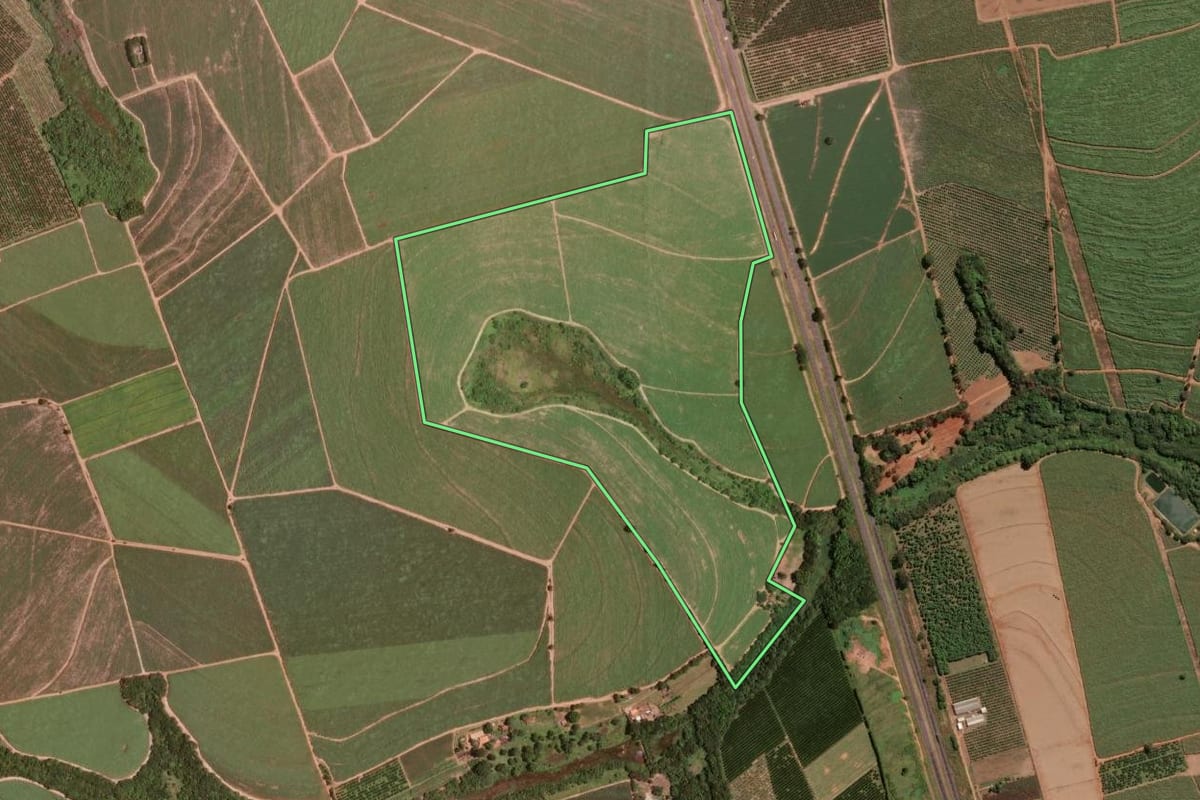 Imagem de satélite do imóvel rural em Taquaral (SP), com o contorno declarado no CAR desenhado por cima.