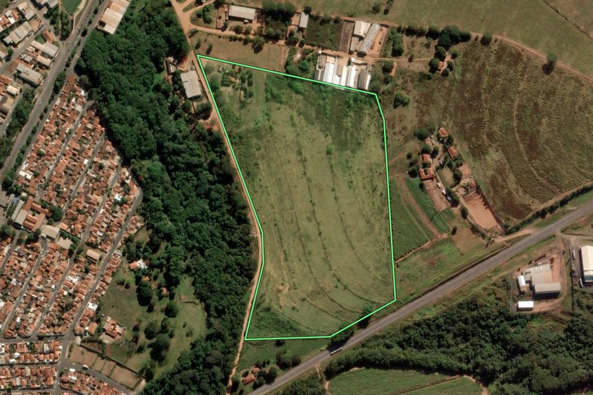 Imagem de satélite do imóvel rural em Taquaritinga (SP), com o contorno declarado no CAR desenhado por cima.