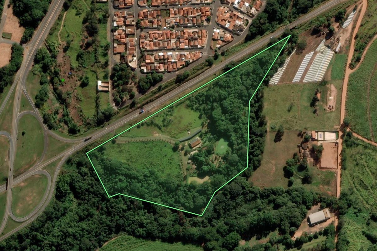 Imagem de satélite do imóvel rural em Taquaritinga (SP), com o contorno declarado no CAR desenhado por cima.