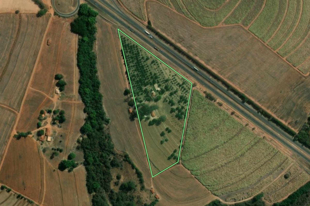 Imagem de satélite do imóvel rural em Taquaritinga (SP), com o contorno declarado no CAR desenhado por cima.