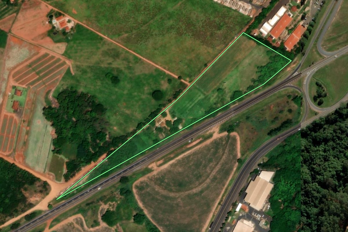 Imagem de satélite do imóvel rural em Taquaritinga (SP), com o contorno declarado no CAR desenhado por cima.