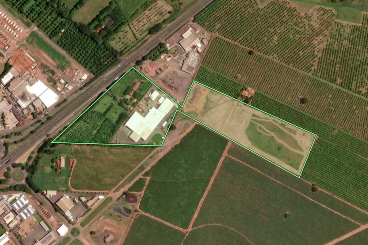 Imagem de satélite do imóvel rural em Taquaritinga (SP), com o contorno declarado no CAR desenhado por cima.