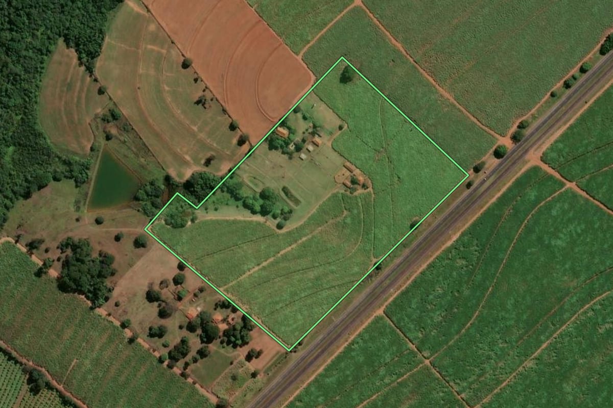 Imagem de satélite do imóvel rural em Taquaritinga (SP), com o contorno declarado no CAR desenhado por cima.