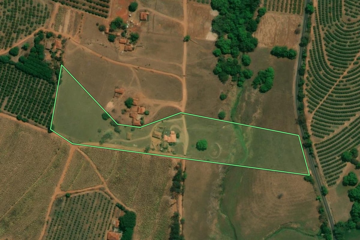 Imagem de satélite do imóvel rural em Taquaritinga (SP), com o contorno declarado no CAR desenhado por cima.