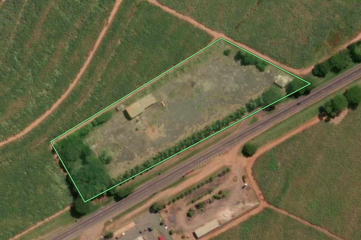 Imagem de satélite do imóvel rural em Taquaritinga (SP), com o contorno declarado no CAR desenhado por cima.
