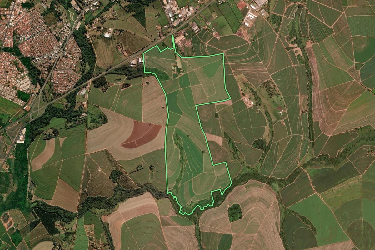 Imagem de satélite do imóvel rural em Taquaritinga (SP), com o contorno declarado no CAR desenhado por cima.