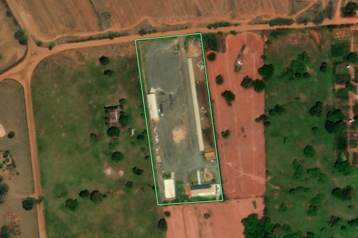 Imagem de satélite do imóvel rural em Taquaritinga (SP), com o contorno declarado no CAR desenhado por cima.