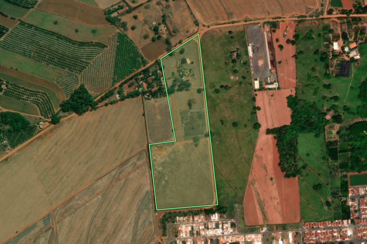 Imagem de satélite do imóvel rural em Taquaritinga (SP), com o contorno declarado no CAR desenhado por cima.
