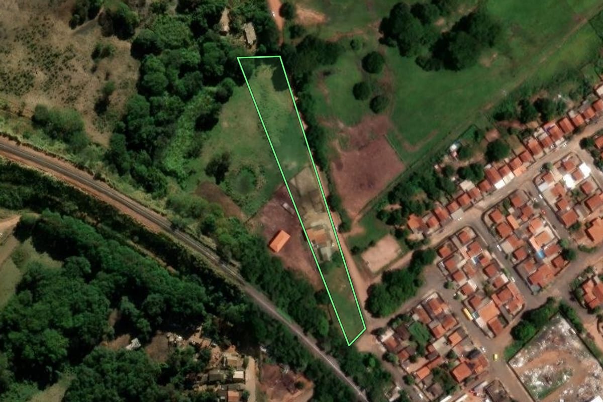 Imagem de satélite do imóvel rural em Taquaritinga (SP), com o contorno declarado no CAR desenhado por cima.