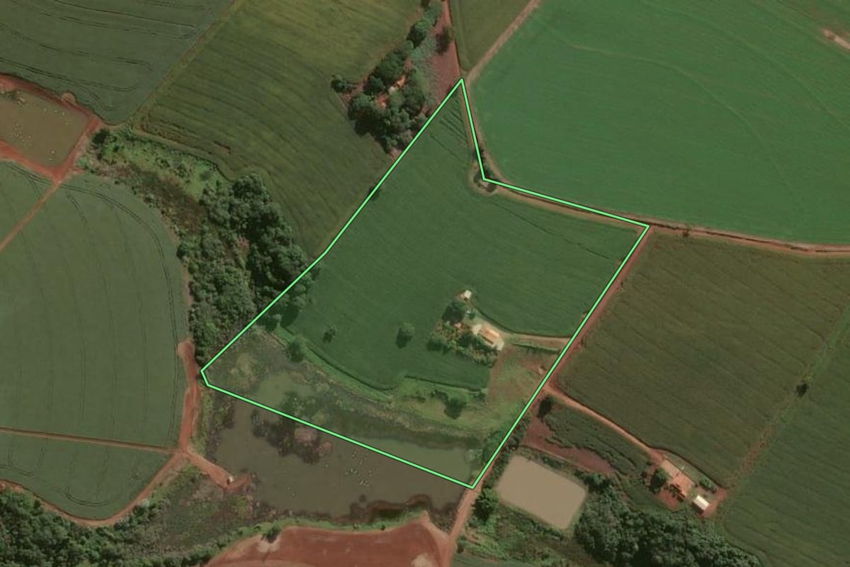 Imagem de satélite do imóvel rural em Taquarituba (SP), com o contorno declarado no CAR desenhado por cima.