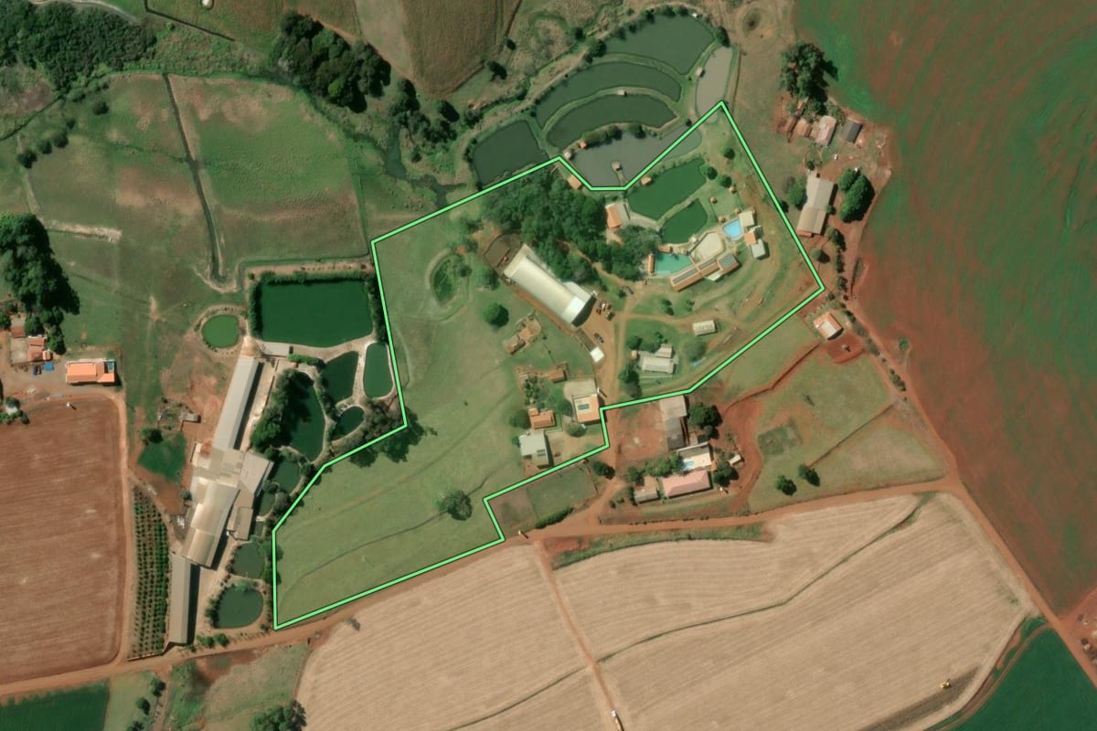 Imagem de satélite do imóvel rural em Taquarituba (SP), com o contorno declarado no CAR desenhado por cima.