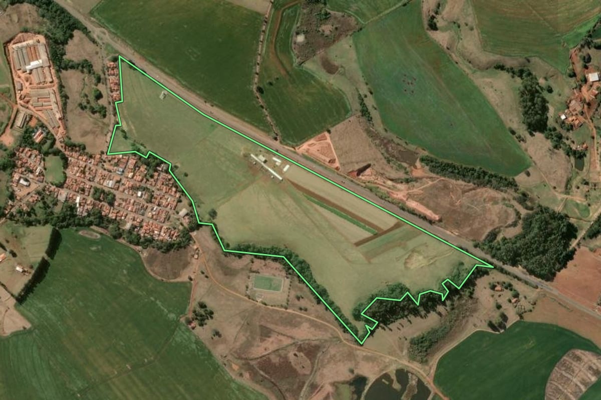 Imagem de satélite do imóvel rural em Taquarituba (SP), com o contorno declarado no CAR desenhado por cima.