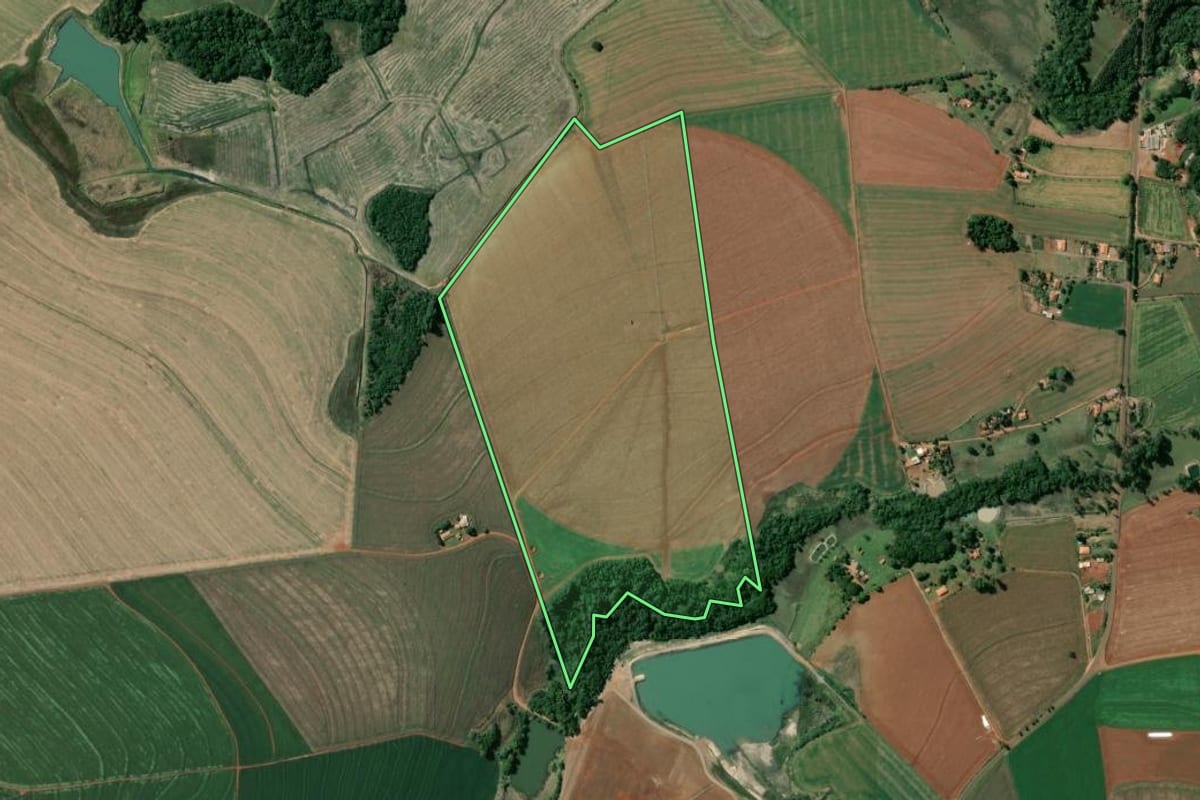 Imagem de satélite do imóvel rural em Taquarituba (SP), com o contorno declarado no CAR desenhado por cima.