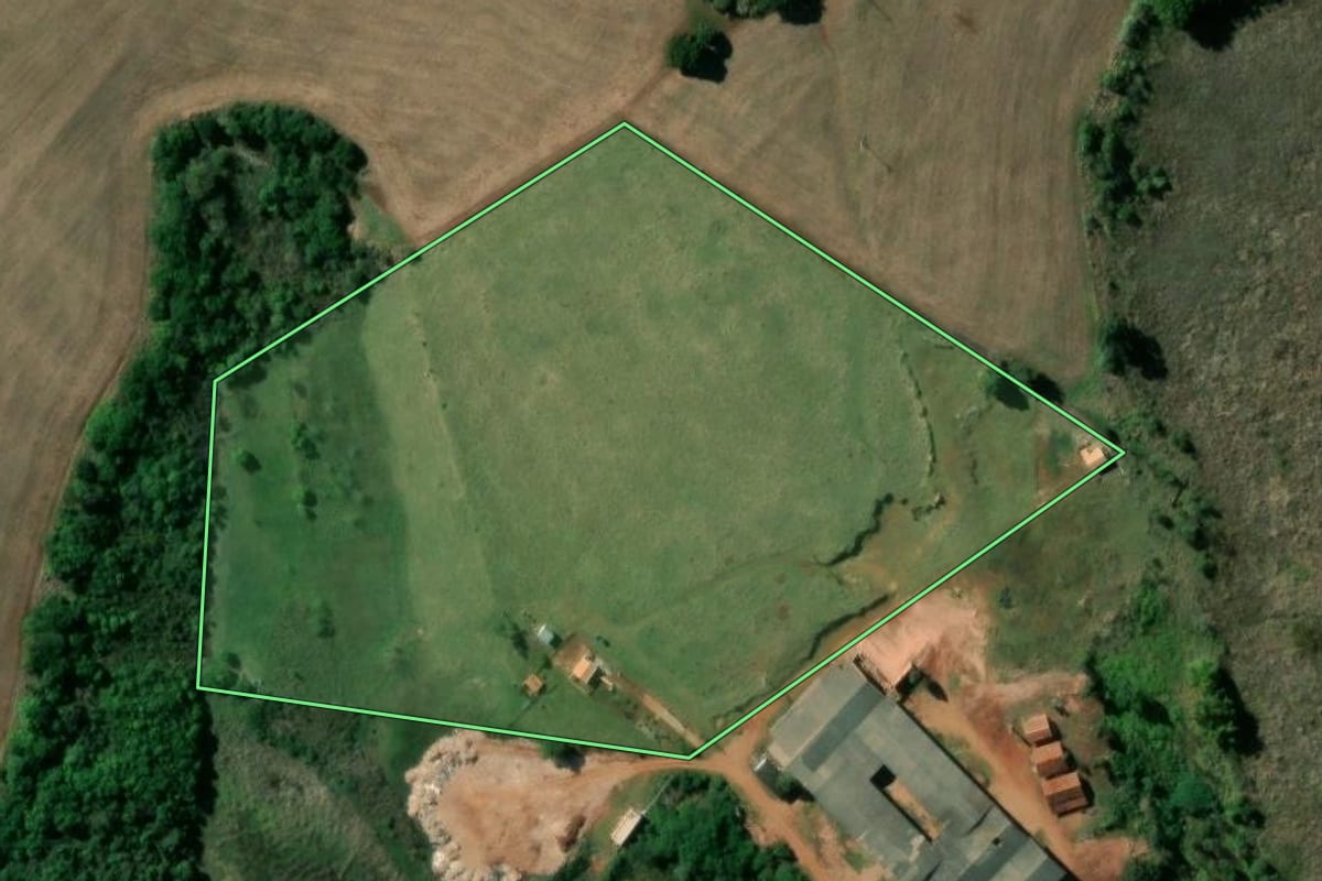 Imagem de satélite do imóvel rural em Taquarituba (SP), com o contorno declarado no CAR desenhado por cima.