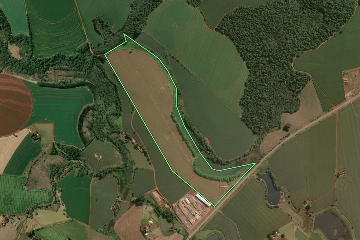 Imagem de satélite do imóvel rural em Taquarituba (SP), com o contorno declarado no CAR desenhado por cima.