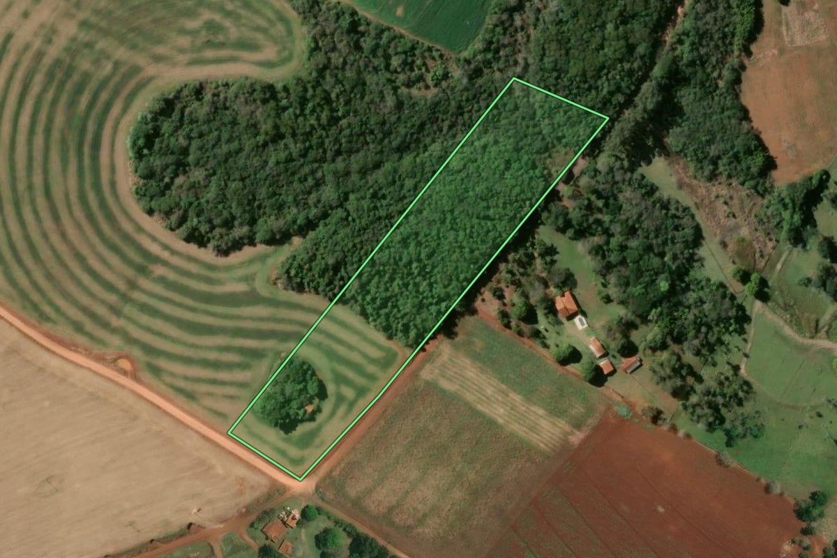 Imagem de satélite do imóvel rural em Taquarituba (SP), com o contorno declarado no CAR desenhado por cima.