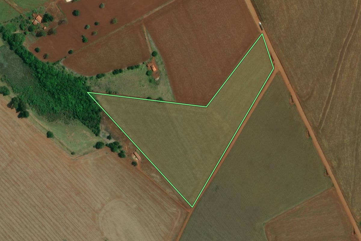 Imagem de satélite do imóvel rural em Taquarituba (SP), com o contorno declarado no CAR desenhado por cima.