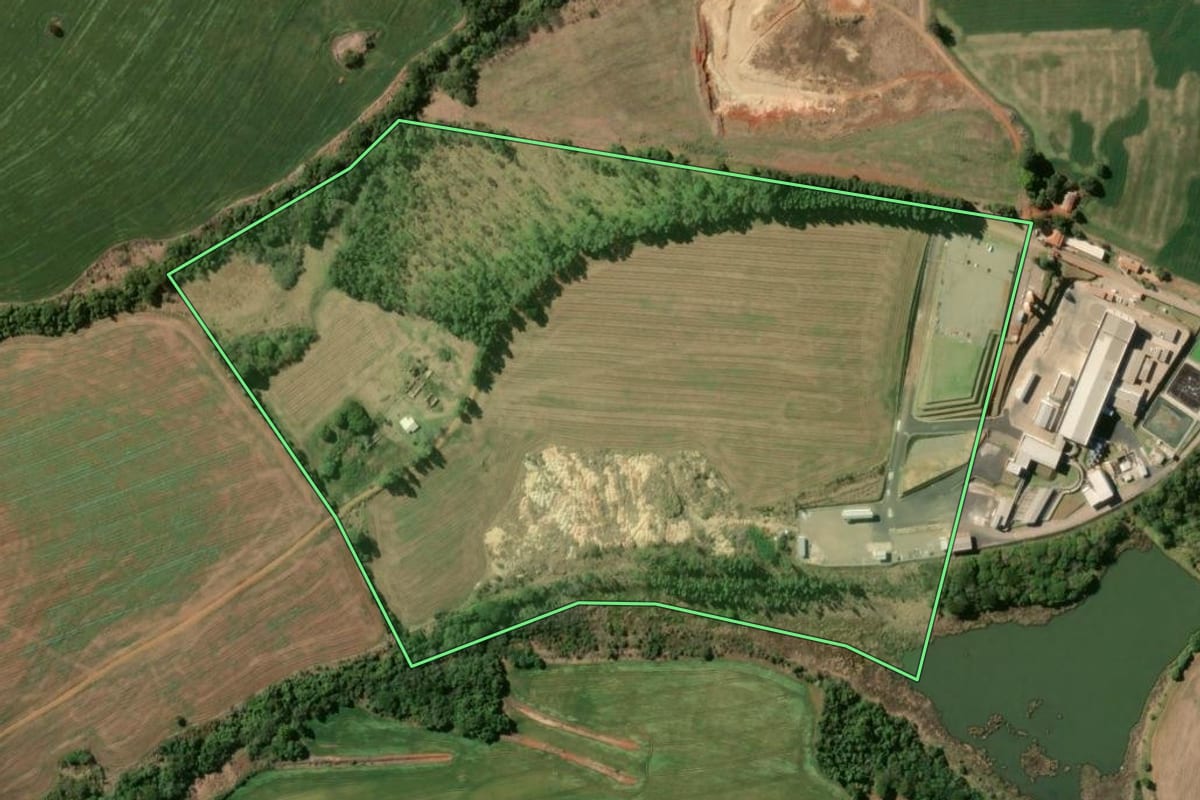 Imagem de satélite do imóvel rural em Taquarituba (SP), com o contorno declarado no CAR desenhado por cima.