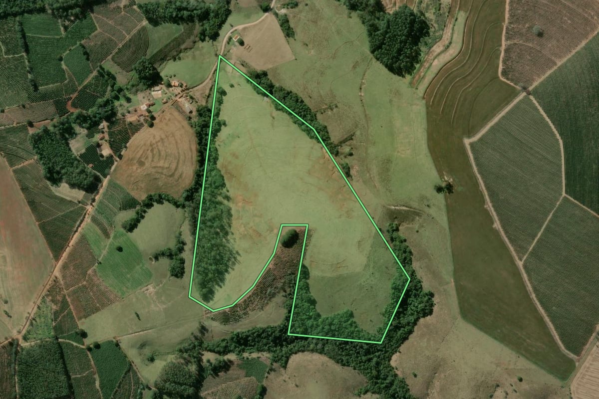 Imagem de satélite do imóvel rural em Taquarituba (SP), com o contorno declarado no CAR desenhado por cima.