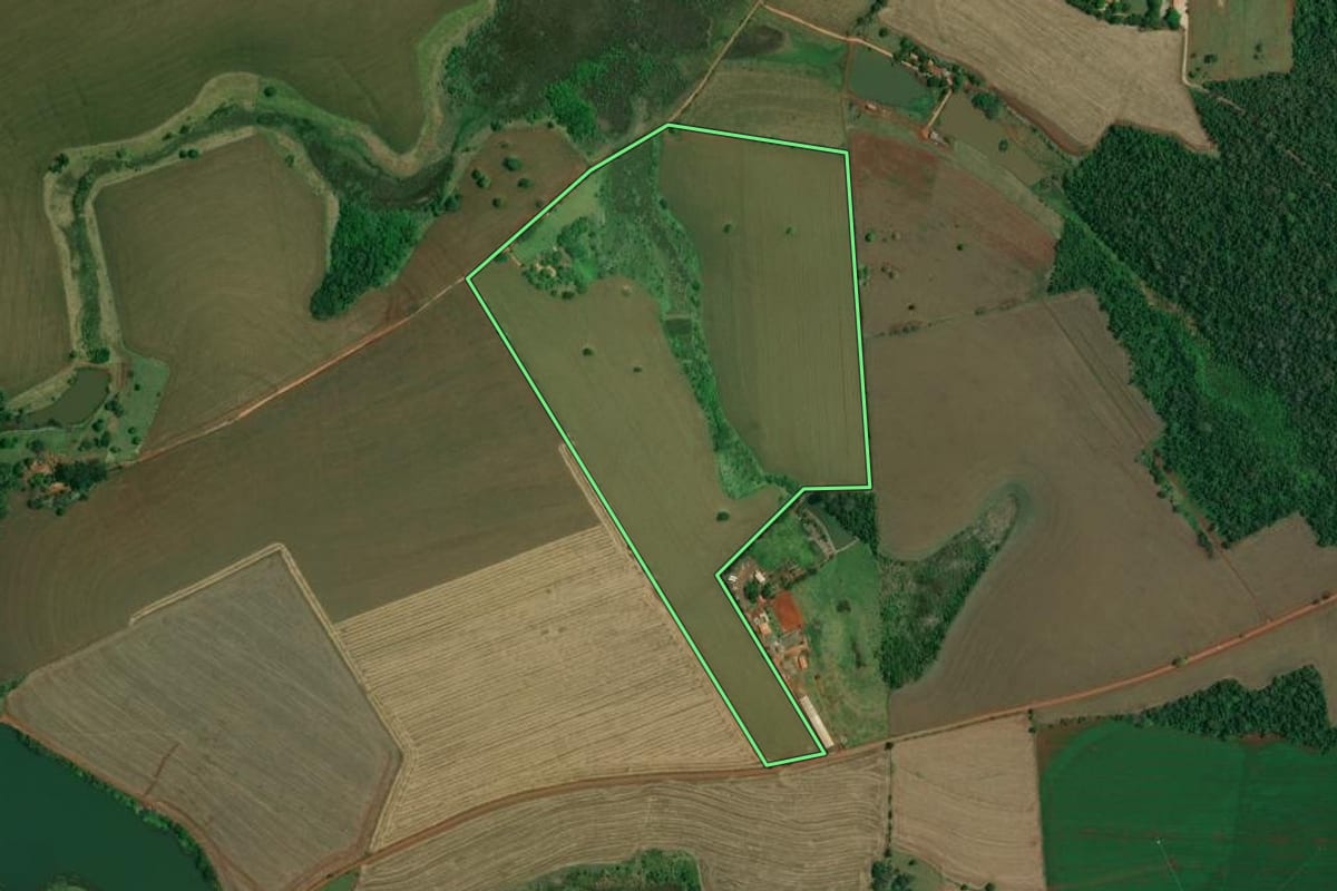 Imagem de satélite do imóvel rural em Taquarituba (SP), com o contorno declarado no CAR desenhado por cima.