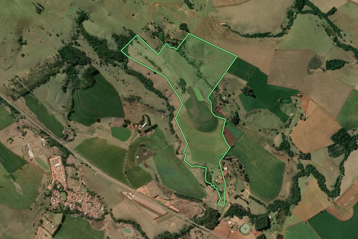 Imagem de satélite do imóvel rural em Taquarituba (SP), com o contorno declarado no CAR desenhado por cima.